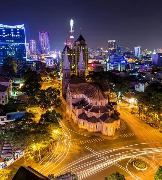 SAIGON NIGHTLIFE & STREETLIFE ON A VINTAGE VESPA